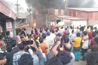 নারায়ণগঞ্জে ভূমিকম্পে বৈদ্যুতিক তারের ঘর্ষণে তুলা কারখানায় আগুন
