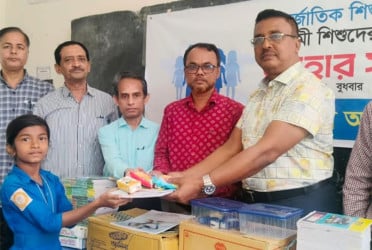 কুমিল্লায় আন্তর্জাতিক শিশু দিবসে উপহার বিতরণ