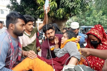 ভূমিকম্পের পর মাগুরায় আতঙ্কে অসুস্থ শতাধিক গার্মেন্টস কর্মী