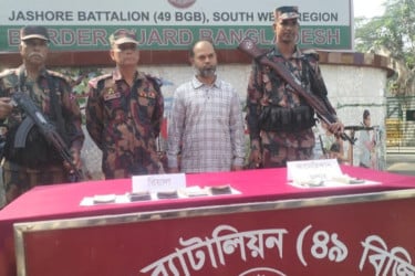 বেনাপোলে সৌদি রিয়াল ও ডলারসহ এক যাত্রী আটক