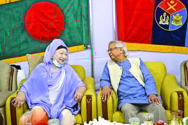 হাস্যোজ্জ্বল খালেদা জিয়া সেনাকুঞ্জে