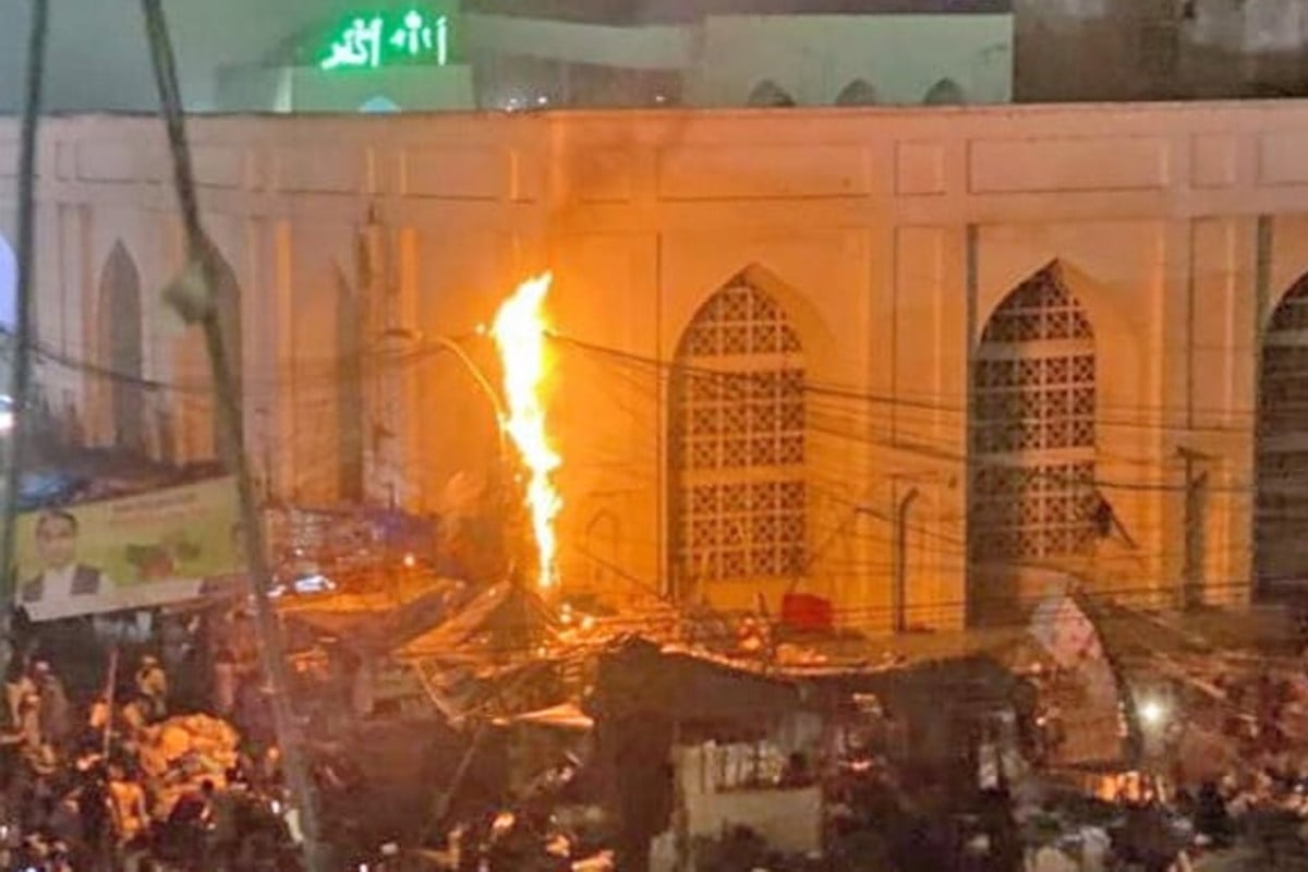 বায়তুল মোকাররমে বৈদ্যুতিক খুঁটিতে আগুন, পুড়ল কয়েকটি দোকান