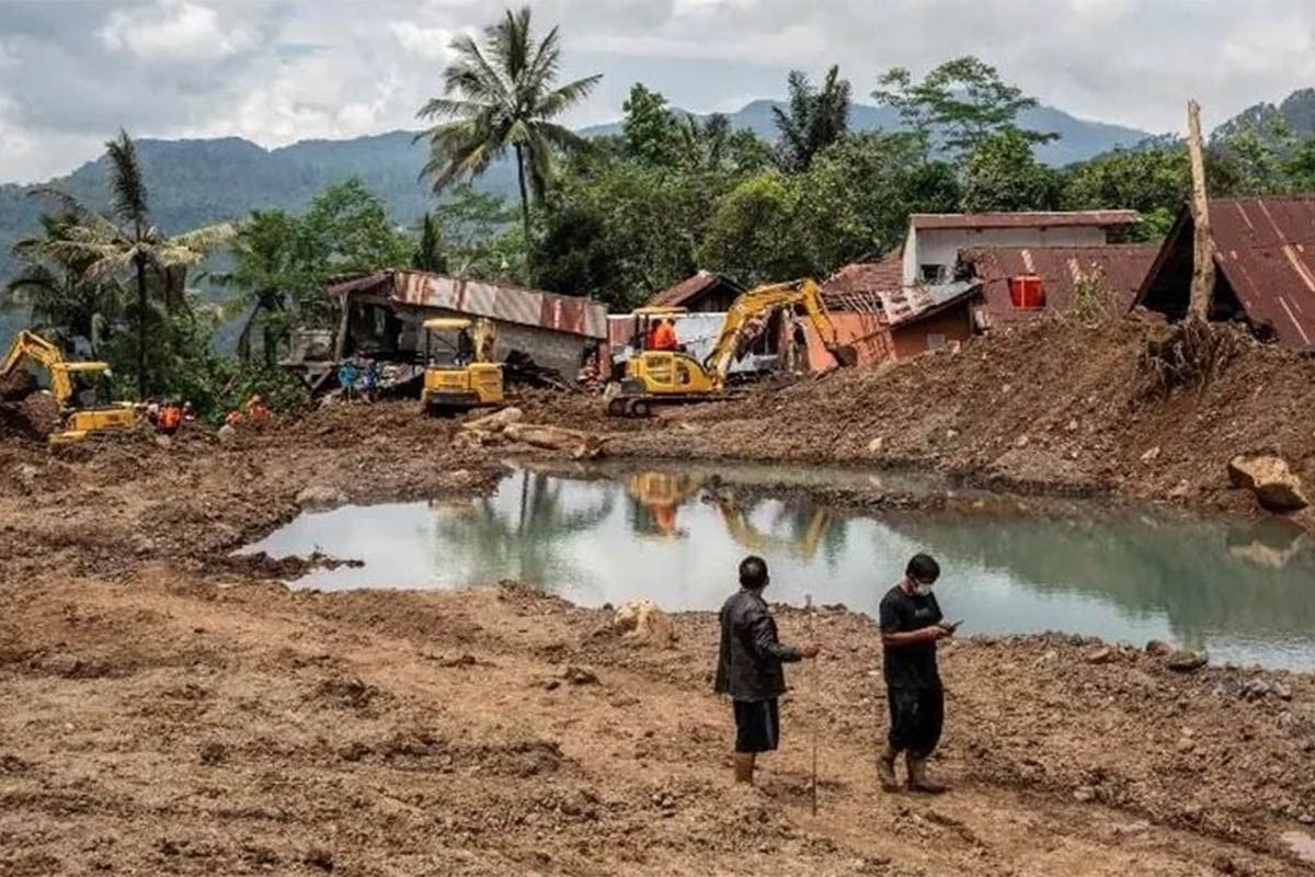 ইন্দোনেশিয়ায় ভূমিধসে মৃতের সংখ্যা বেড়ে ৩০