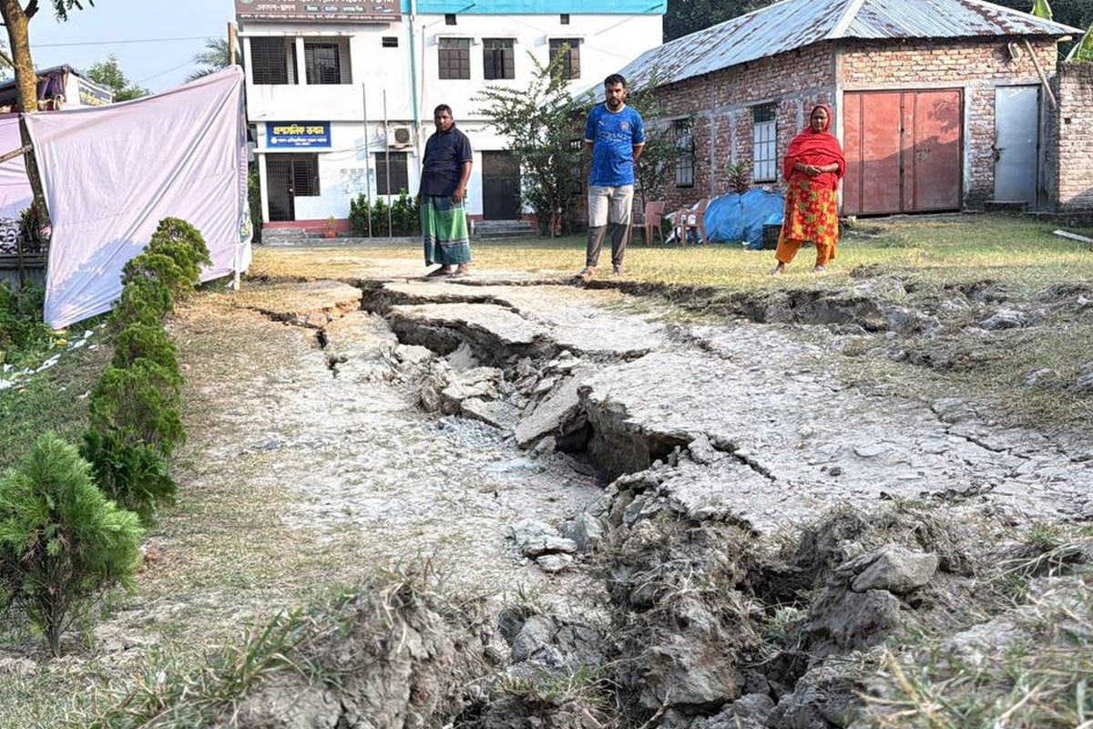 লন্ডভন্ড উৎপত্তিস্থল : ভূমিকম্পের আতঙ্ক কাটেনি নরসিংদীবাসীর