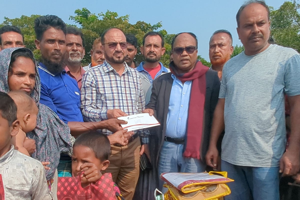 মোংলায় আগুনে ক্ষতিগ্রস্ত পরিবারকে তারেক রহমানের পক্ষ থেকে সহায়তা