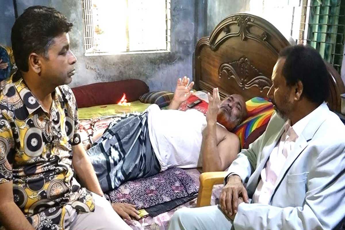 সিরাজগঞ্জে অসুস্থ দলীয় কর্মীর পাশে দাঁড়ালেন বিএনপি নেতা