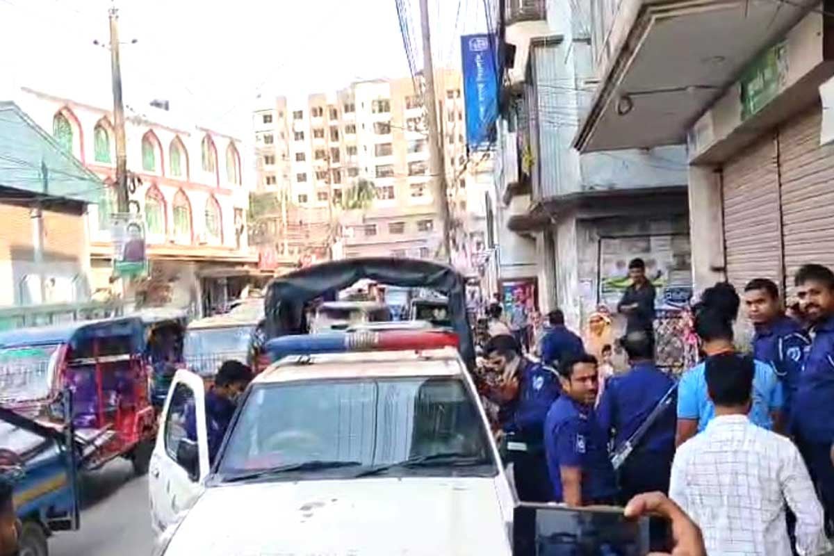কুমিল্লায় অভিযান চলাকালে পুলিশের ওপর হামলা