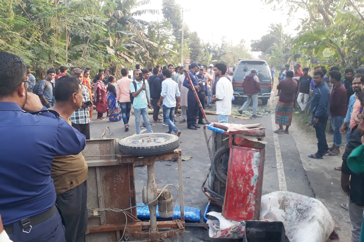 বাস–ইজিবাইকের মুখোমুখি সংঘর্ষ, একই পরিবারের চারজন নিহত
