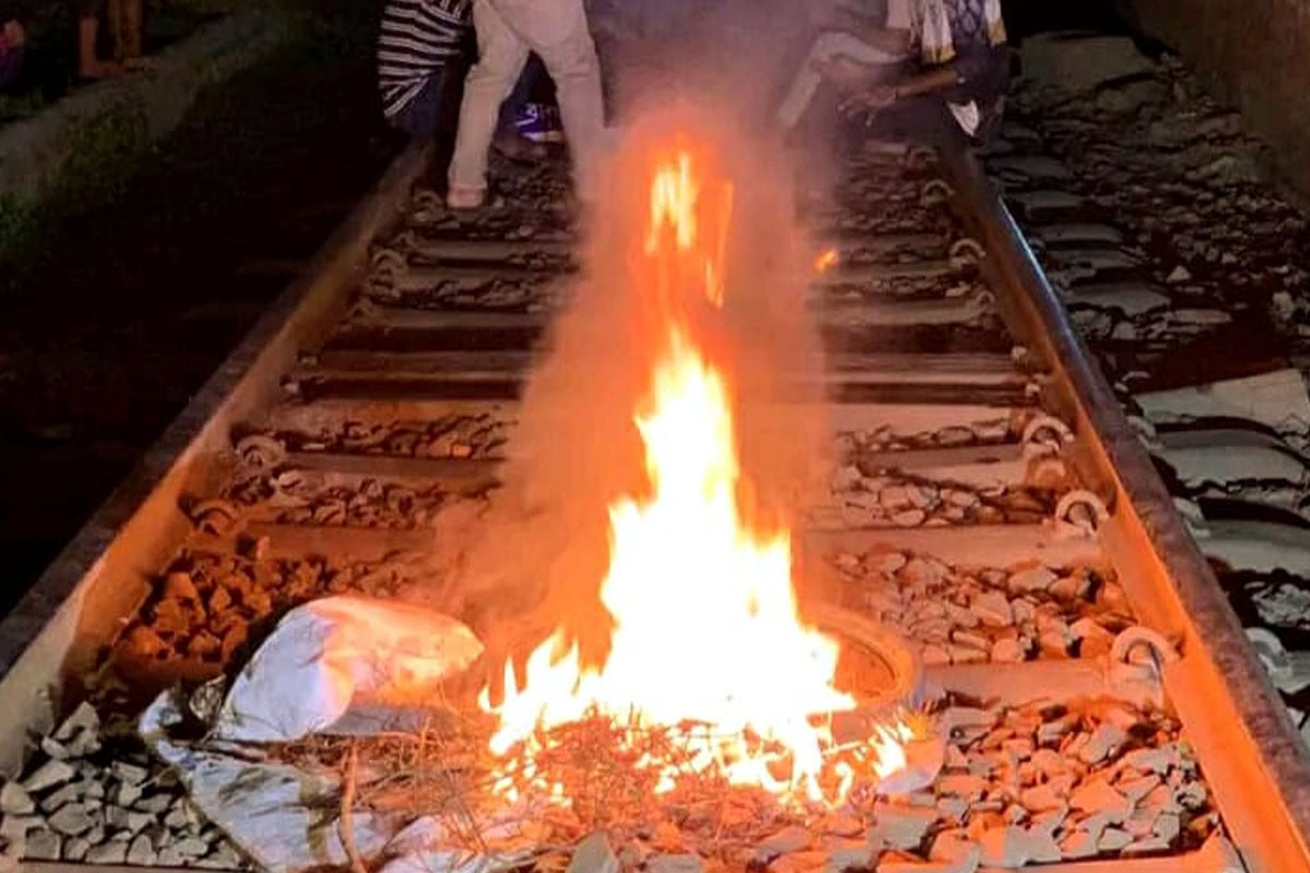 বিসিএস পরীক্ষা পেছানোর দাবিতে রাবি শিক্ষার্থীদের রেললাইন অবরোধ