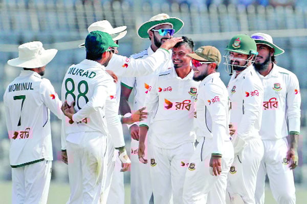 ৪ উইকেটের অপেক্ষা