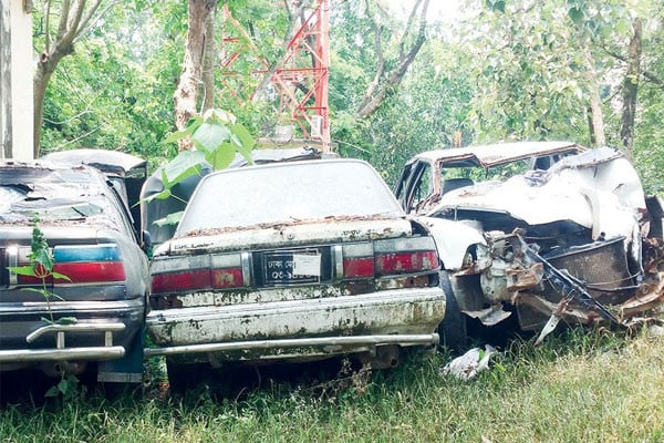 শতকোটি টাকার গাড়ি এখন ভাঙারির স্তূপ