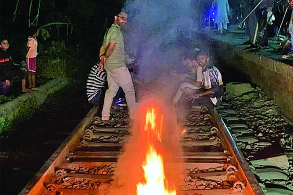 বিসিএস পরীক্ষা পেছানোর দাবিতে রাবি শিক্ষার্থীদের রেললাইন অবরোধ