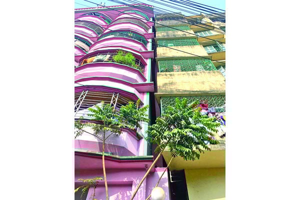 ঠায় দাঁড়িয়ে ঝুঁকিপূর্ণ ৯৪ ভবন