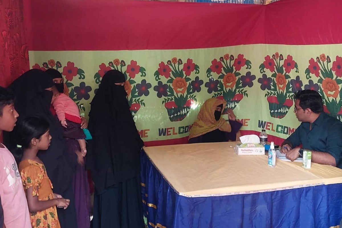 তরুণদের উদ্যোগে শতাধিক মানুষকে চিকিৎসা সেবা