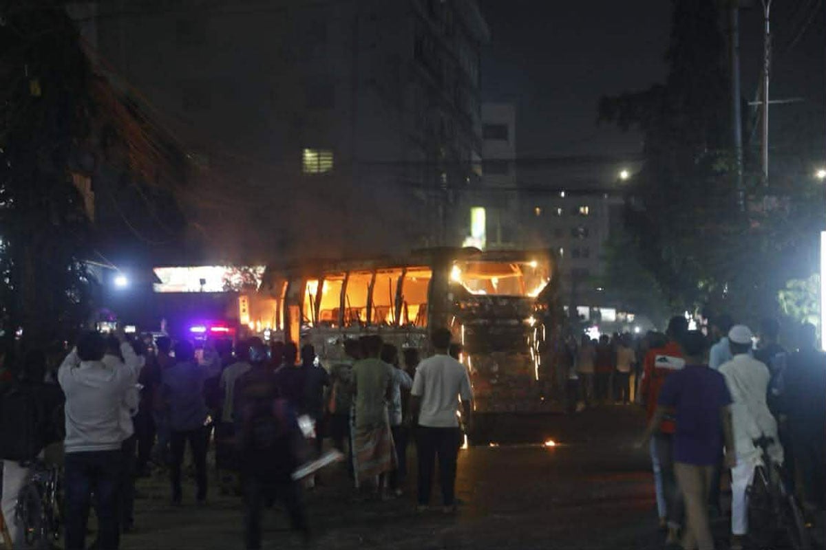 মহাখালীতে বাসে আগুন
