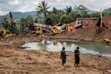 ইন্দোনেশিয়ায় ভূমিধসে মৃতের সংখ্যা বেড়ে ৩০