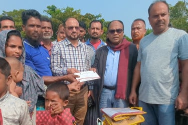 মোংলায় আগুনে ক্ষতিগ্রস্ত পরিবারকে তারেক রহমানের পক্ষ থেকে সহায়তা