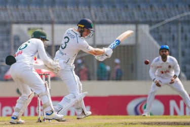 টেক্টরকে ফিরিয়ে জয়ের আরও কাছে বাংলাদেশ