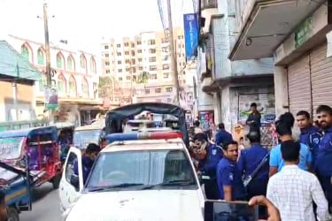 কুমিল্লায় অভিযান চলাকালে পুলিশের ওপর হামলা
