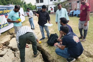 নরসিংদীতে ভূমিকম্পের আতঙ্ক কটেনি এলাকাবাসীর