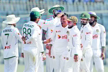 ৪ উইকেটের অপেক্ষা