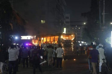 মহাখালীতে বাসে আগুন