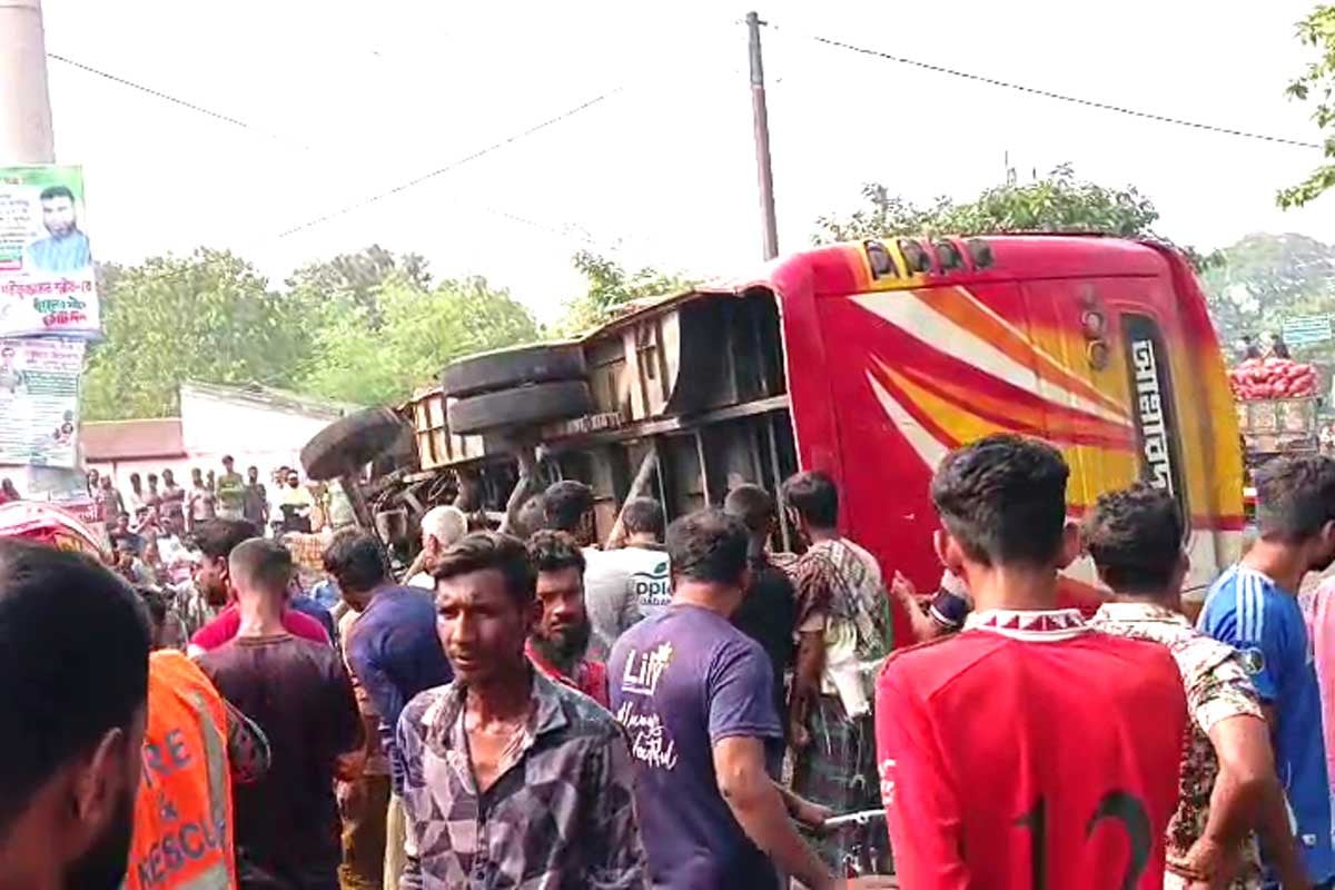 চুয়াডাঙ্গায় বাসের ধাক্কায় নারীর মৃত্যু, আহত ২