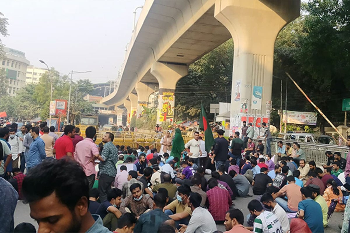 শাহবাগে ৪৭তম বিসিএস পরীক্ষার্থীদের অবস্থান, যান চলাচল বন্ধ