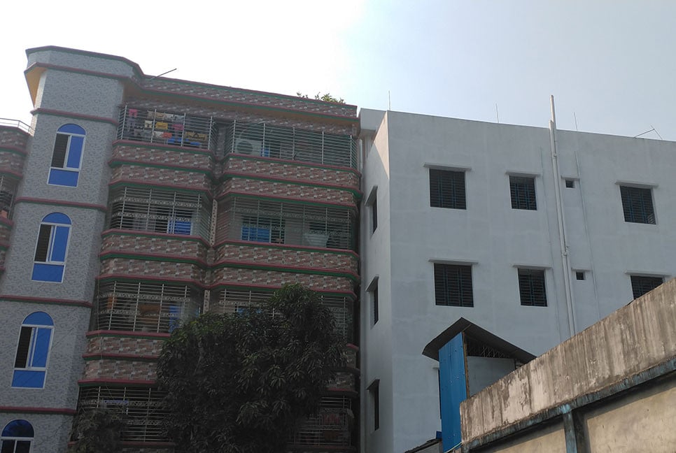 ৫ তলা ভবন হেলে পড়েছে ৪ তলা ভবনের ওপর