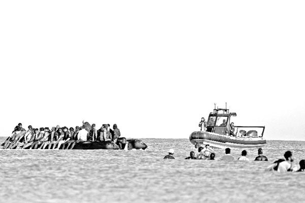 অভিবাসীবাহী নৌকা ঠেকাতে বিশেষ পরিকল্পনা ফ্রান্সের