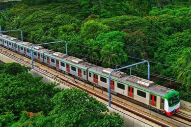 মেট্রোরেলের লাইনে ড্রোন পতিত