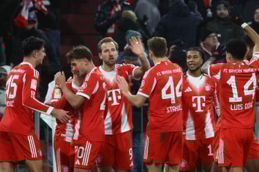 দুই গোলে পিছিয়ে থেকেও বায়ার্নের গোলবন্যা