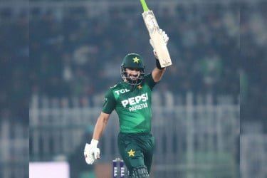 ফারহানের ঝড়ো ইনিংসে উড়ে গেল শ্রীলঙ্কা