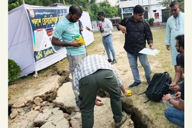 ভূমিকম্পের উৎপত্তিস্থল এলাকার মাটিতে ফাটল থেকে নমুনা সংগ্রহ