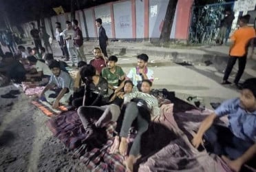 ছাত্রাবাসে ফাটল : চাদর-বালিশ নিয়ে সড়কে শিক্ষার্থীরা