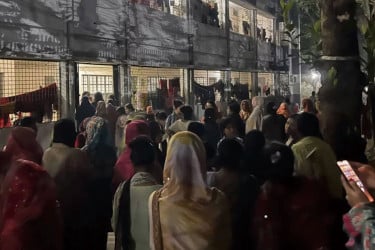 হল ছেড়ে মধ্যরাতে খোলা আকাশের নিচে ইডেন ছাত্রীরা, বিক্ষোভ