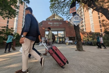 হল ছাড়তে শুরু করেছেন ঢাবি শিক্ষার্থীরা