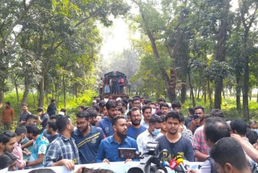 বিসিএস পরীক্ষা পেছানোর দাবিতে ট্রেন আটকে রাখল শিক্ষার্থীরা