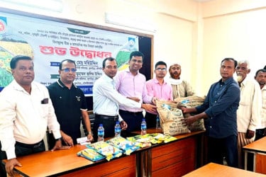 কুলাউড়ায় ক্ষুদ্র ও প্রান্তিক কৃষকদের মাঝে বীজ-সার বিতরণ