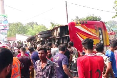 চুয়াডাঙ্গায় বাসের ধাক্কায় নারীর মৃত্যু, আহত ২
