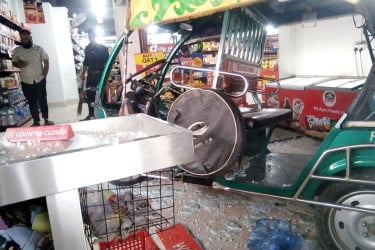 নিয়ন্ত্রণ হারিয়ে শপিং কমপ্লেক্সে অটোরিকশা, আহত ২