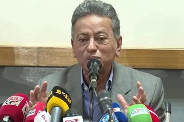 গণতন্ত্রের পথ থেকে বিচ্যুত হওয়ার সুযোগ নেই : আমীর খসরু