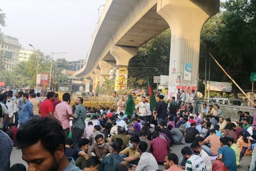 শাহবাগে ৪৭তম বিসিএস পরীক্ষার্থীদের অবস্থান, যান চলাচল বন্ধ