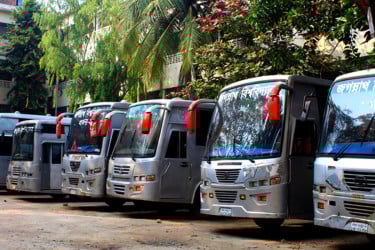 শিক্ষার্থীদের বাড়ি পৌঁছে দিতে বিভাগীয় শহরে বাস দিল জবি