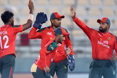 বাংলাদেশের বিপক্ষে ৫ উইকেট হারিয়ে চাপে পাকিস্তান