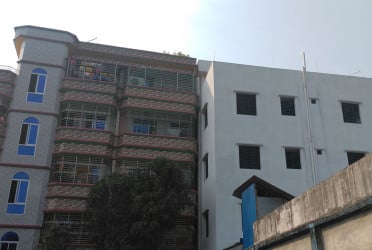 ৫ তলা ভবন হেলে পড়েছে ৪ তলা ভবনের ওপর