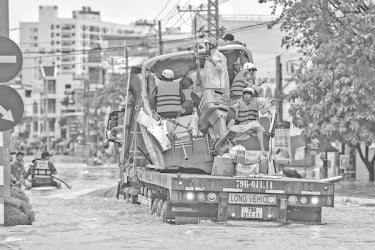 ভিয়েতনামে বন্যায় মৃত্যু বেড়ে ৯০ নিখোঁজ ১২