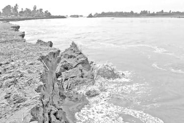 হঠাৎ আগ্রাসি ব্রহ্মপুত্র