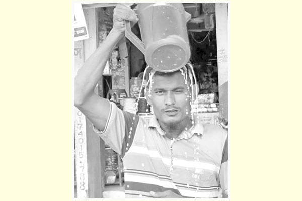 দুধে গোসল করে রাজনীতি ছাড়লেন বিএনপি নেতা