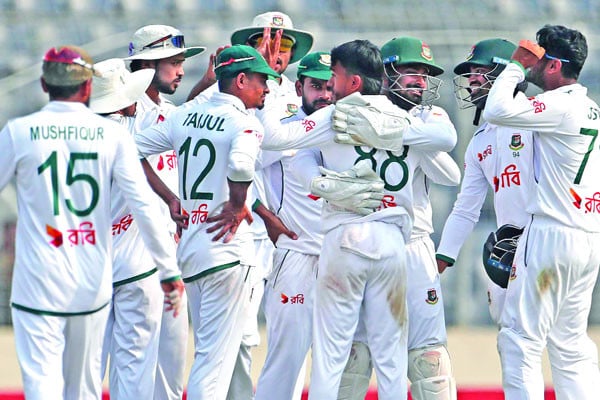 মুশফিকের টেস্টে তাইজুলের রেকর্ড